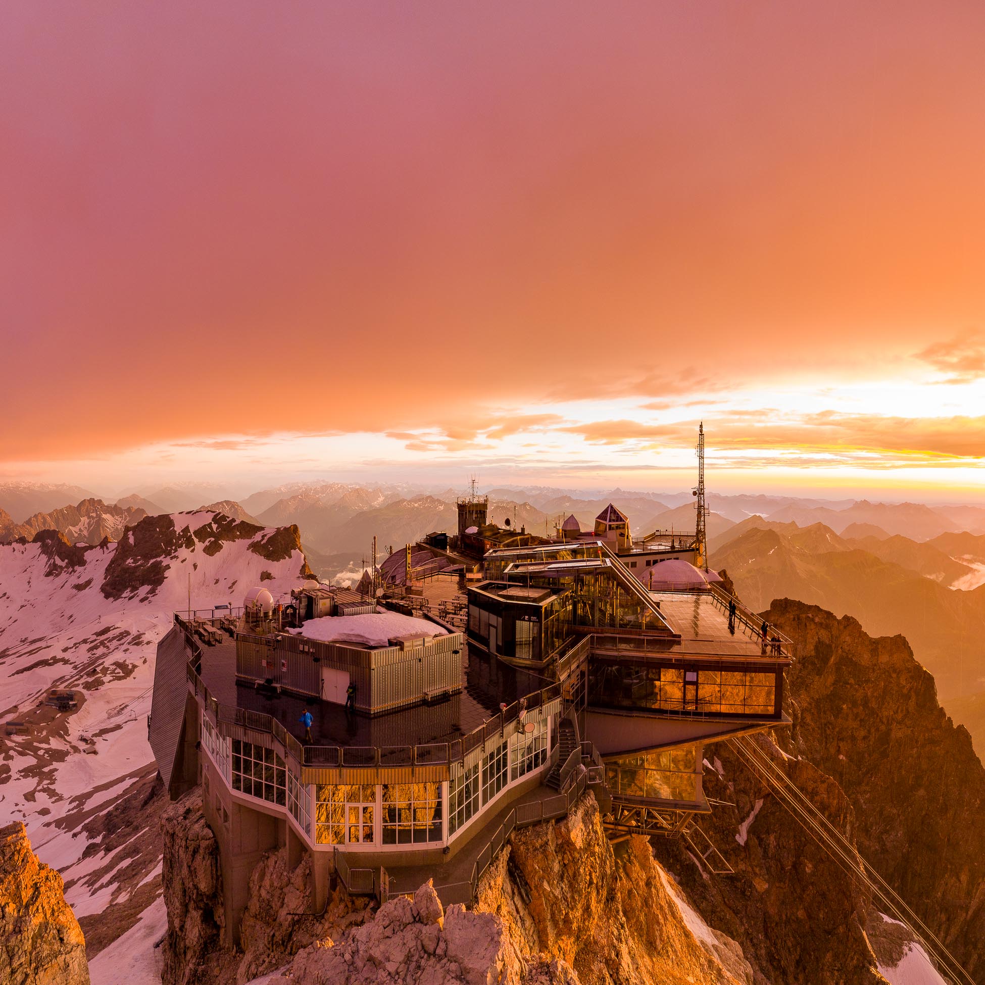 Bergsteiger am Zugspitzgipfel - Spacig - 