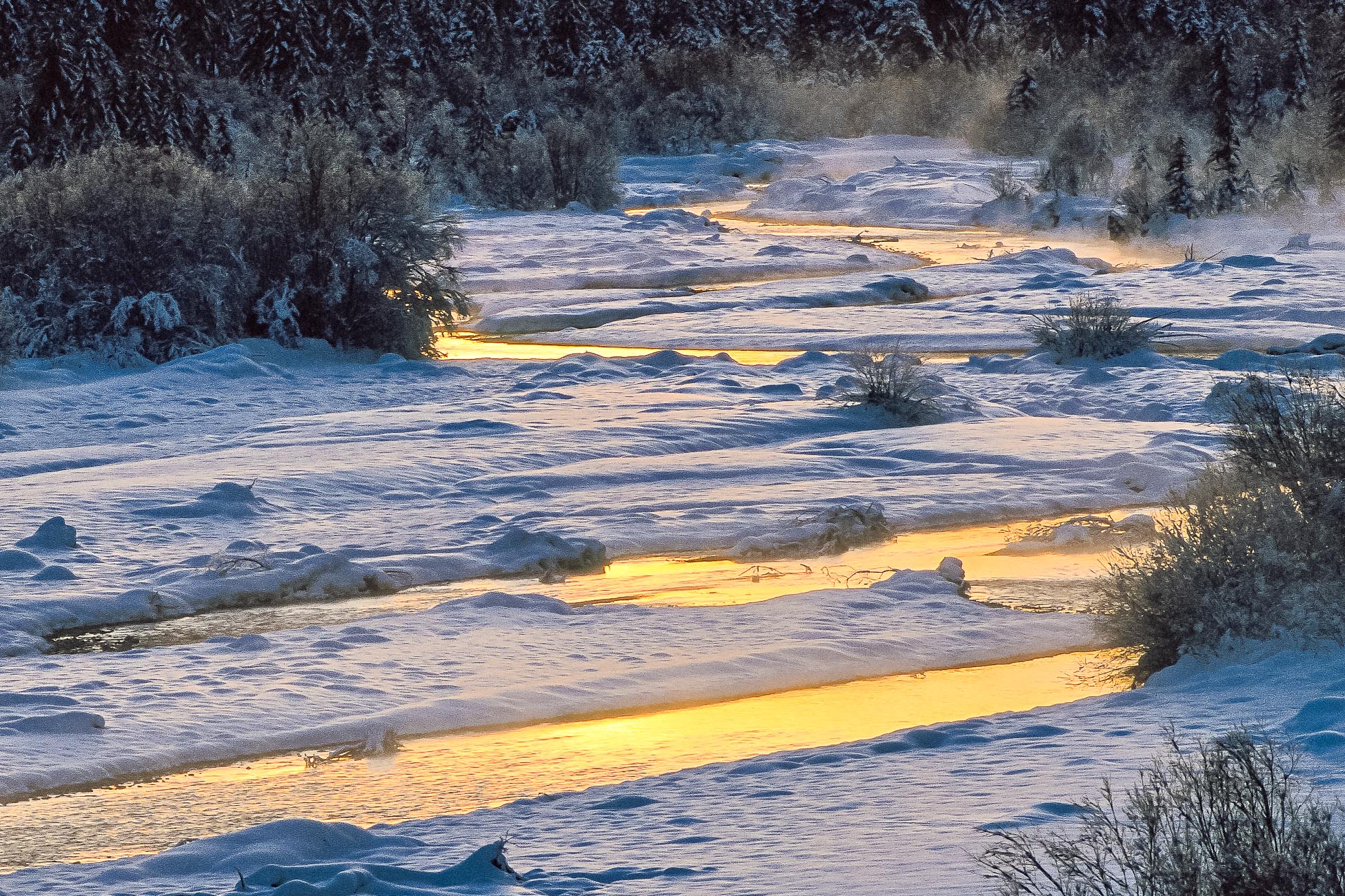 Isar im Oberen Isartal mit Kiesbänken und Bergkulisse