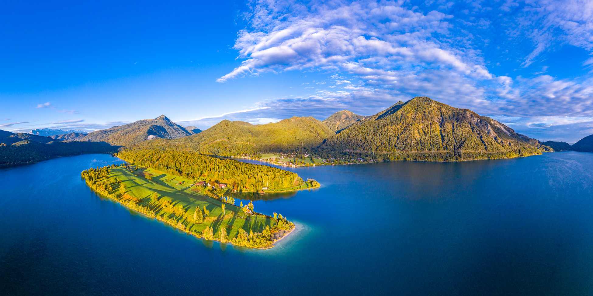 Himmelswies´n Walchensee und Halbinsel Zwergern aus erhöhter Perspektive