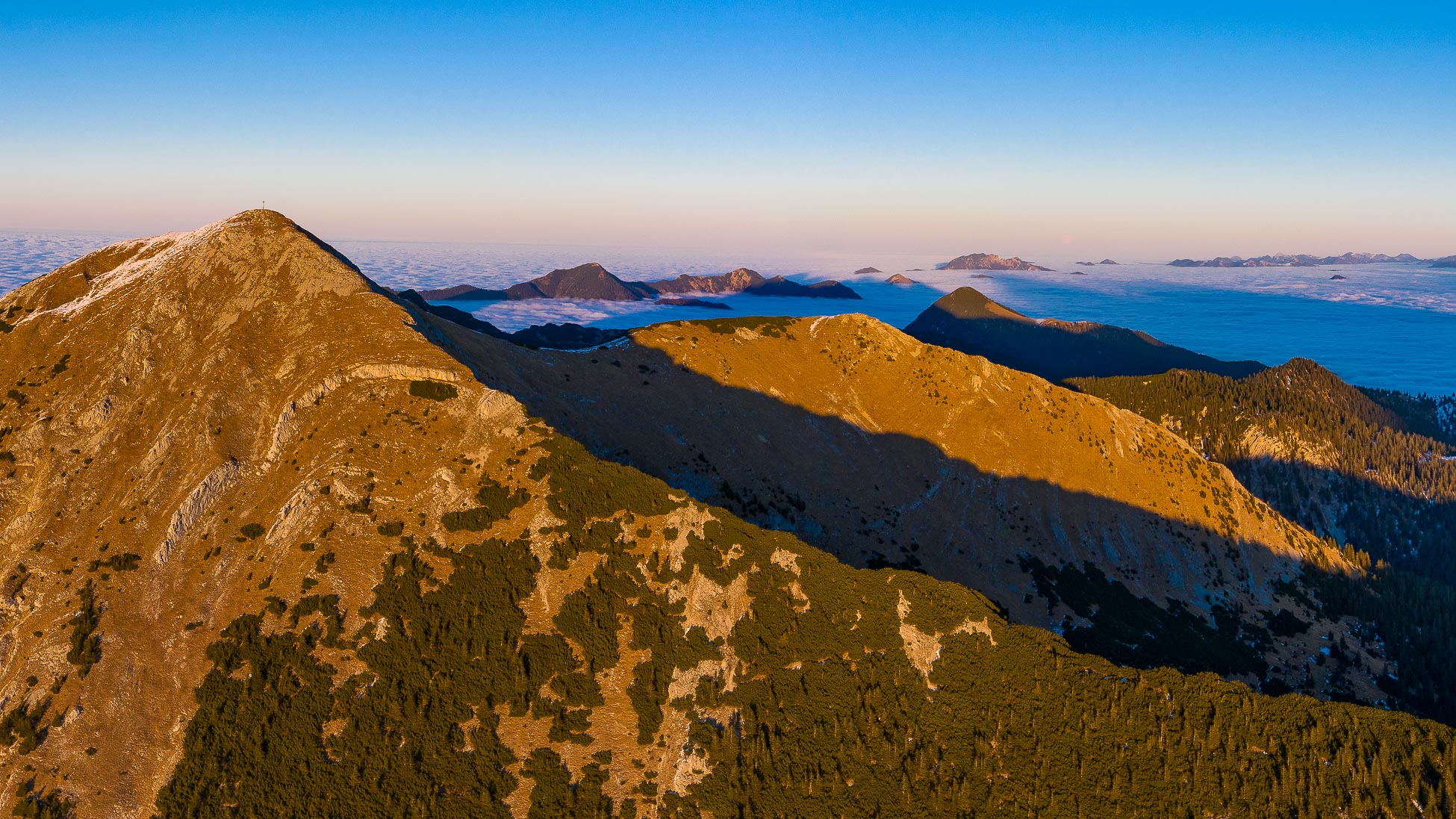Weit übern Nebel — Estergebirge Panorama mit Wetterstein Estergebirge über dem Nebel mit Blick zum Wettersteingebirge