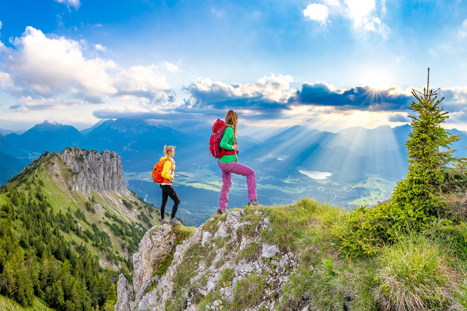 Bergwanderer am Seinskopf mit weitem Blick ins Soierngebirge