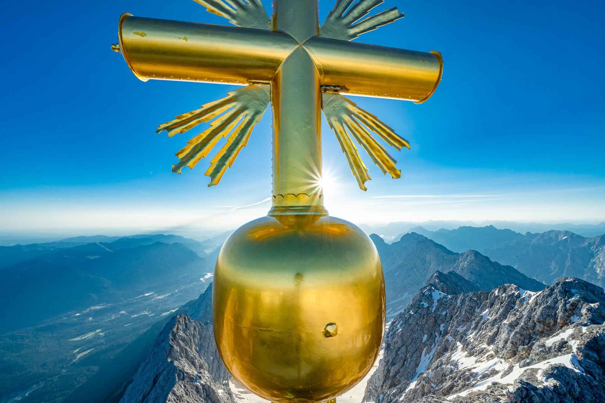 Gipfelkreuz der Zugspitze im alpinen Licht