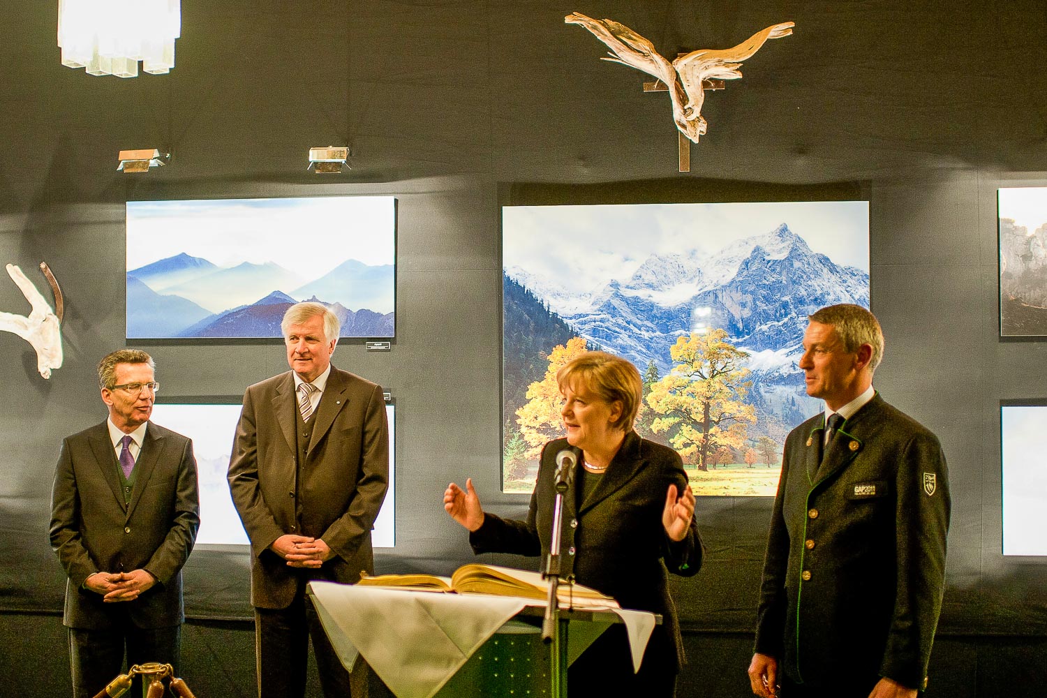 BKin Eintrag ins Goldene Buch / mit BM de MAiziere, MP Seehofer und Bürgermeister Thomas Schmid im Kurhaus während des Empfangs der Bayerischen Staatsregierung anlässlich der Eröffnungsveranstaltung der Alpinen Ski-WM 2011 - Augenblicke Ausstellung Ski WM Garmisch - 