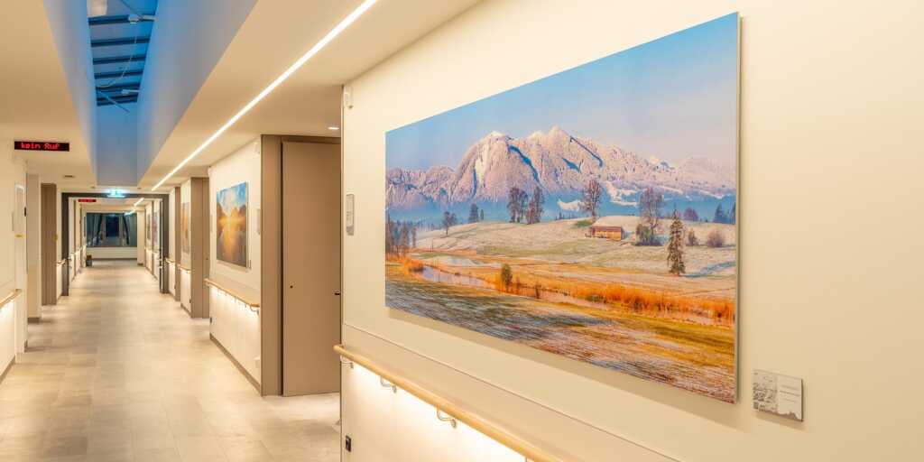 Bild auf Alu-Dibond im Einfassrahmen — Klinikum Garmisch-Partenkirchen - Station 6c - Bild auf Alu-Dibond im Einfassrahmen -