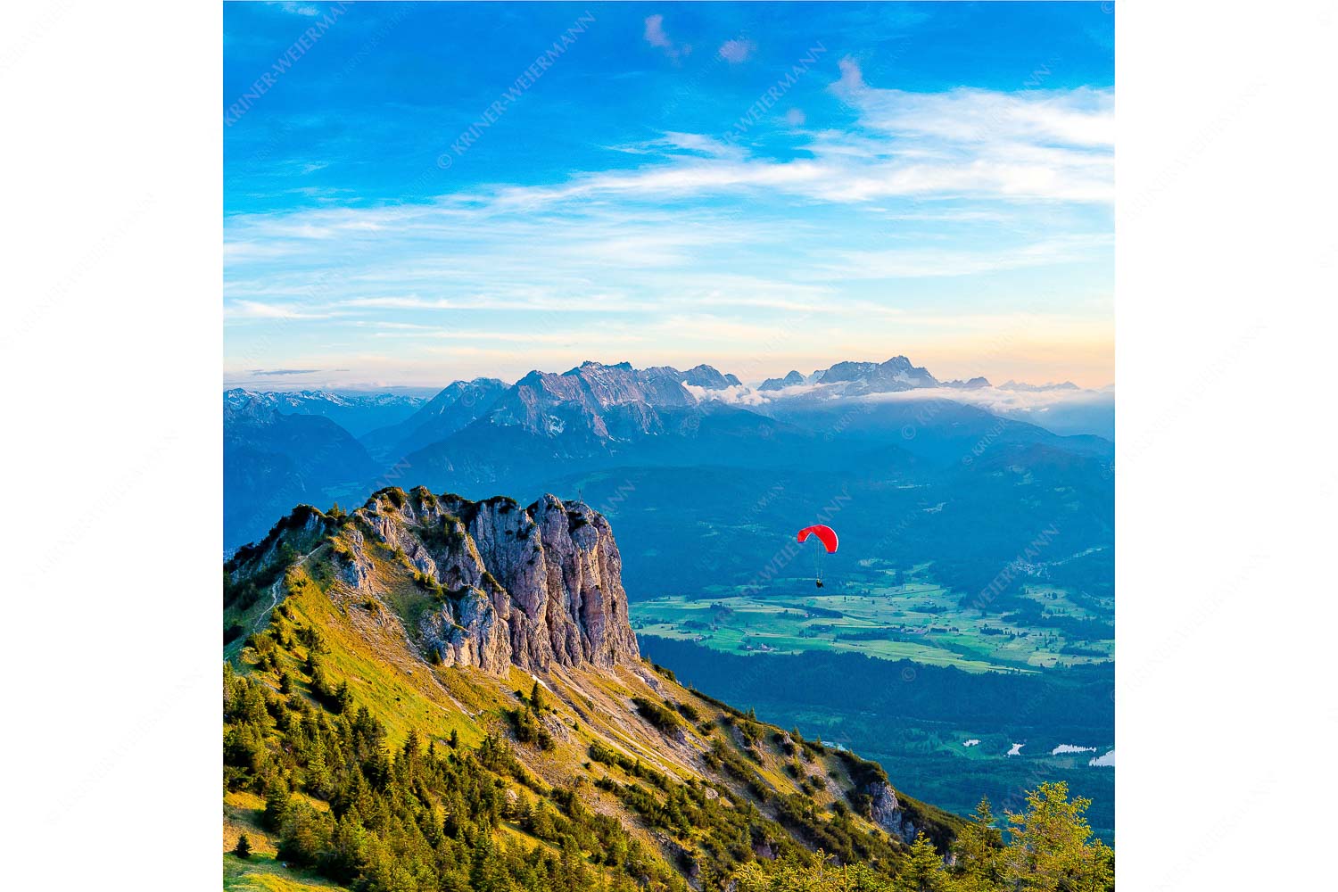 Abflug – Seitenverhältnis 1:1 — Gleitschirm im Karwendel Signalkopf mit Karwendel- und Wettersteingebirge