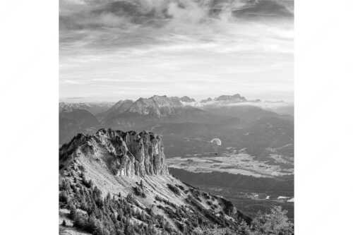 Signalkopf mit Karwendel- und Wettersteingebirge - Abflug - Seitenverhältnis 1:1 - Gleitschirm im Karwendel - weitere Infos unter https://www.kriner-weiermann.de