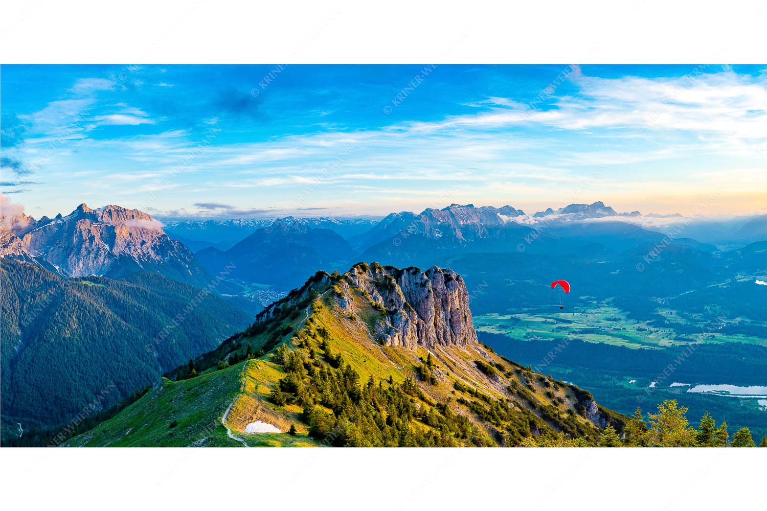 Abflug – Seitenverhältnis 2:1 — Gleitschirm im Karwendel Signalkopf mit Karwendel- und Wettersteingebirge