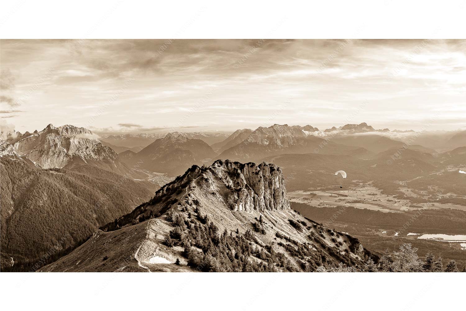 Abflug – Seitenverhältnis 2:1 — Gleitschirm im Karwendel Signalkopf mit Karwendel- und Wettersteingebirge
