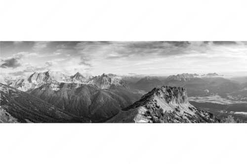 Signalkopf mit Karwendel- und Wettersteingebirge - Abflug - Seitenverhältnis 3:1 - Gleitschirm im Karwendel - weitere Infos unter https://www.kriner-weiermann.de