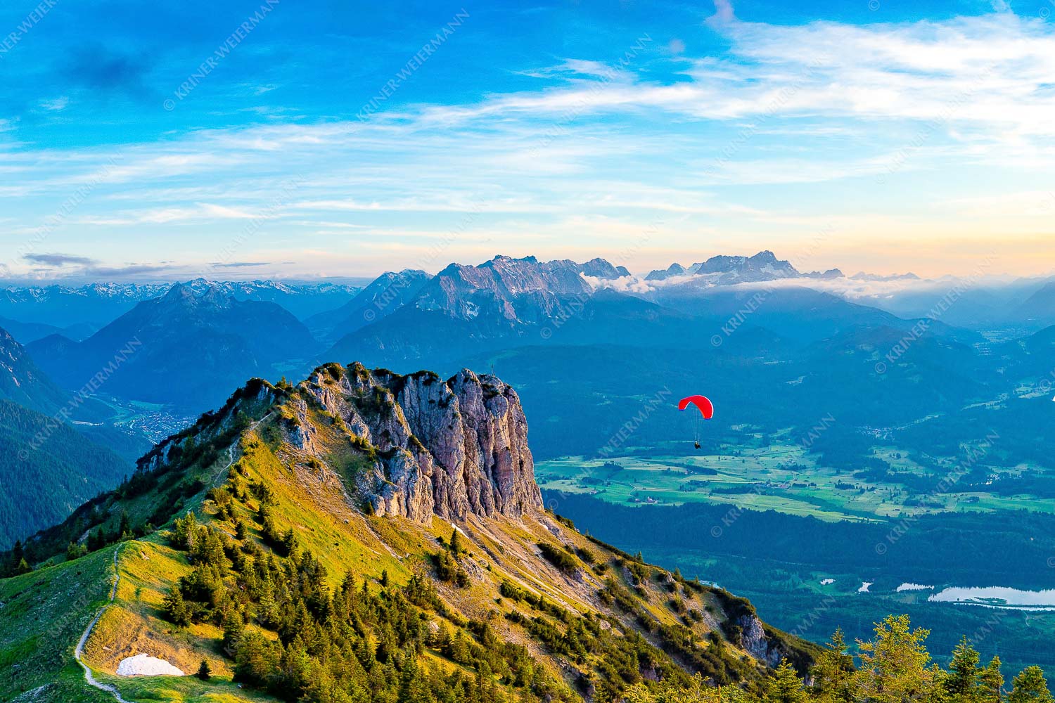 Abflug – Seitenverhältnis 3:2 — Gleitschirm im Karwendel Signalkopf mit Karwendel- und Wettersteingebirge