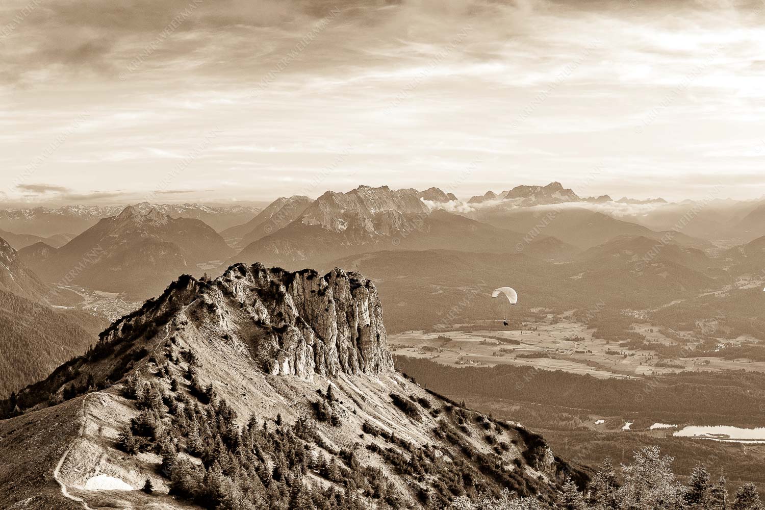 Abflug – Seitenverhältnis 3:2 — Gleitschirm im Karwendel Signalkopf mit Karwendel- und Wettersteingebirge