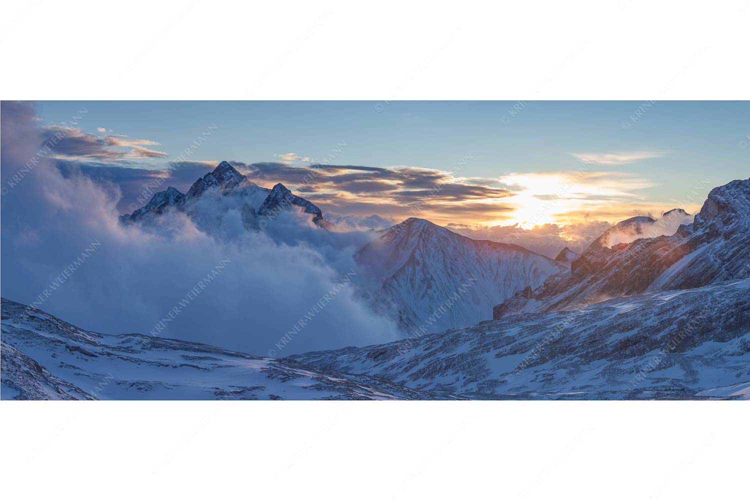 Abgeblasen – Seitenverhältnis 2,5:1 — Hochwanner bei Sonnenaufgang Früh am Morgen auf dem Zugspitzplatt mit Nebelstimmung am Hochwanner