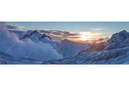 Früh am Morgen auf dem Zugspitzplatt mit Nebelstimmung am Hochwanner - Abgeblasen - Seitenverhältnis 3:1 - Hochwanner bei Sonnenaufgang - weitere Infos unter https://www.kriner-weiermann.de
