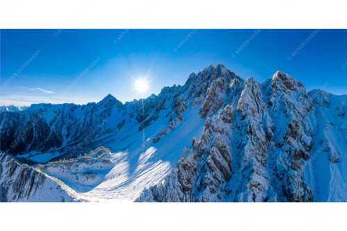 Sonnenaufgang zwischen Erlspitze und Freiungspitzen im Karwendel - Alpin - Seitenverhältnis 2:1 - Winter im Karwendelgebirge - weitere Infos unter https://www.kriner-weiermann.de