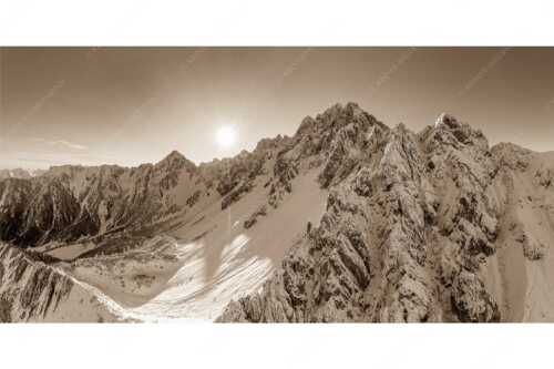 Sonnenaufgang zwischen Erlspitze und Freiungspitzen im Karwendel - Alpin - Seitenverhältnis 2:1 - Winter im Karwendelgebirge - weitere Infos unter https://www.kriner-weiermann.de