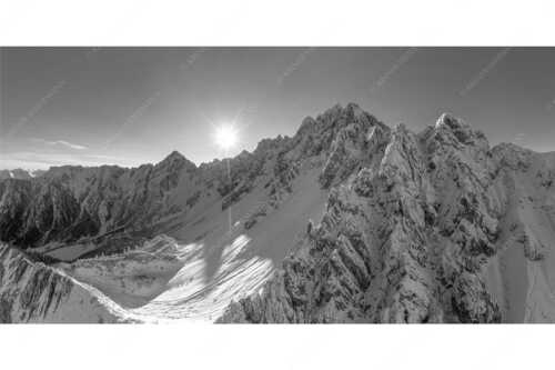 Sonnenaufgang zwischen Erlspitze und Freiungspitzen im Karwendel - Alpin - Seitenverhältnis 2:1 - Winter im Karwendelgebirge - weitere Infos unter https://www.kriner-weiermann.de