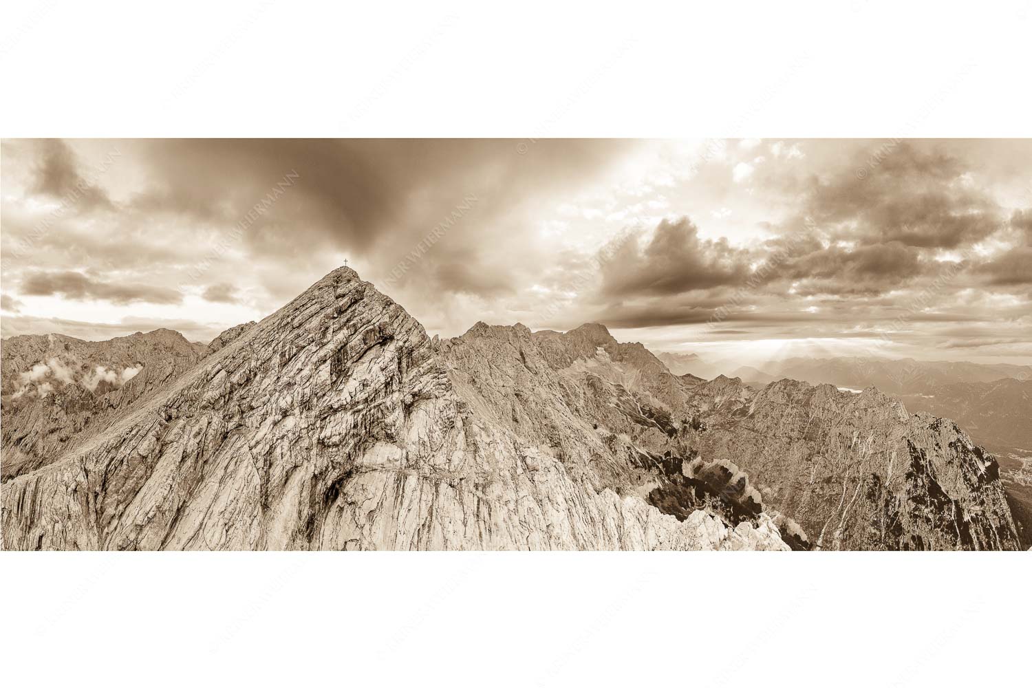 Blick an der Alpspitze und Jubiläumsgrat vorbei zur Zugspitze in den Sonnenuntergang