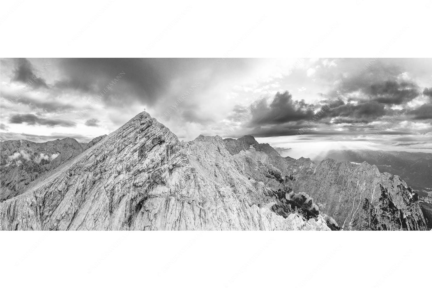 Alpspitz Nord – Seitenverhältnis 2,5:1 — Wettersteingebirge Blick an der Alpspitze und Jubiläumsgrat vorbei zur Zugspitze in den Sonnenuntergang