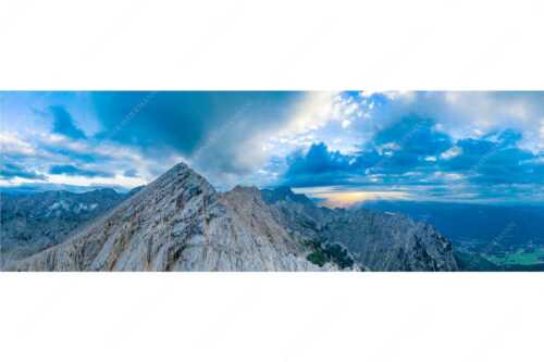 Blick an der Alpspitze und Jubiläumsgrat vorbei zur Zugspitze in den Sonnenuntergang - Alpspitz Nord - Seitenverhältnis 3:1 - Wettersteingebirge - weitere Infos unter https://www.kriner-weiermann.de