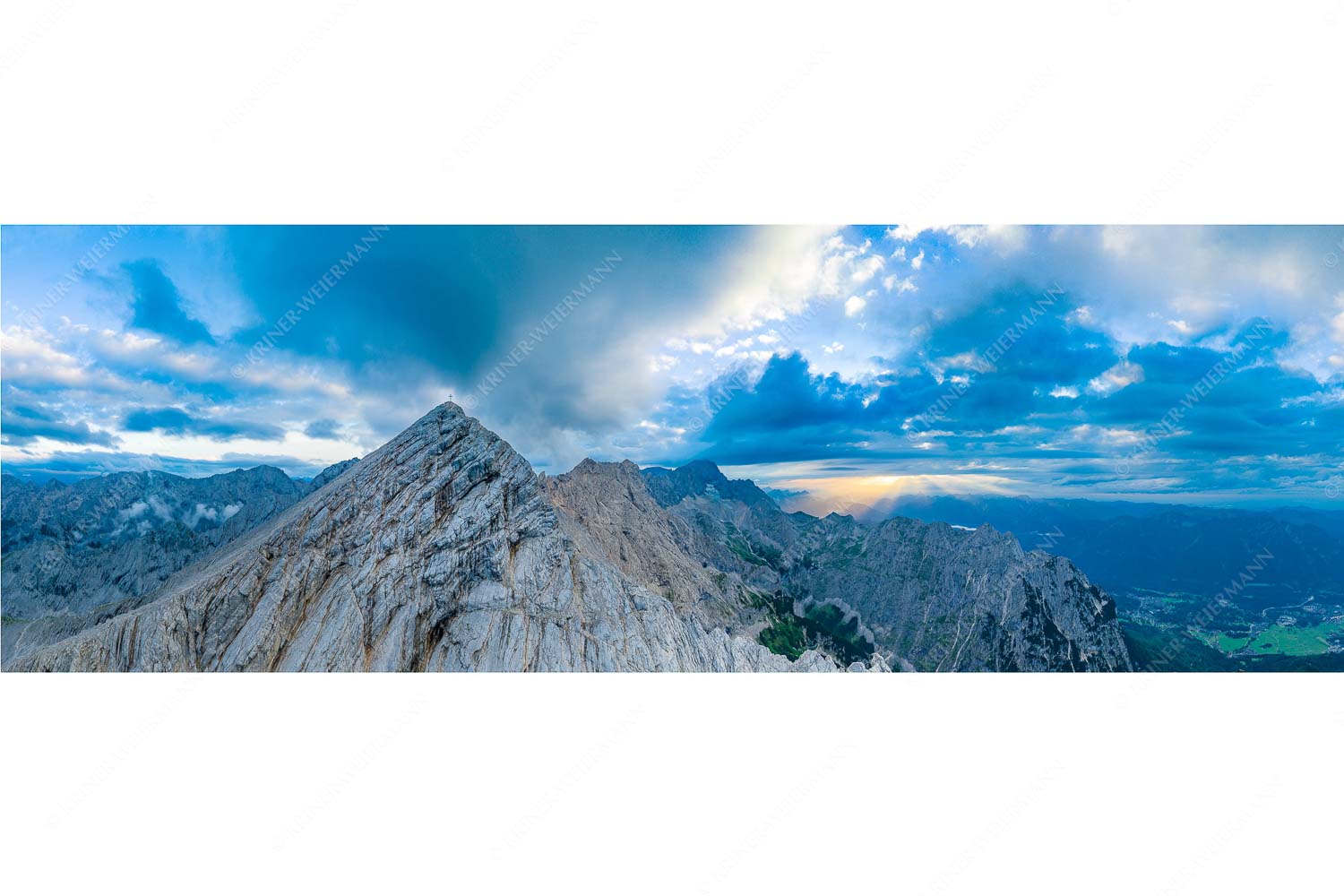 Alpspitz Nord – Seitenverhältnis 3:1 — Wettersteingebirge Blick an der Alpspitze und Jubiläumsgrat vorbei zur Zugspitze in den Sonnenuntergang