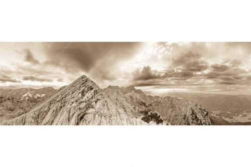 Blick an der Alpspitze und Jubiläumsgrat vorbei zur Zugspitze in den Sonnenuntergang - Alpspitz Nord - Seitenverhältnis 3:1 - Wettersteingebirge - weitere Infos unter https://www.kriner-weiermann.de