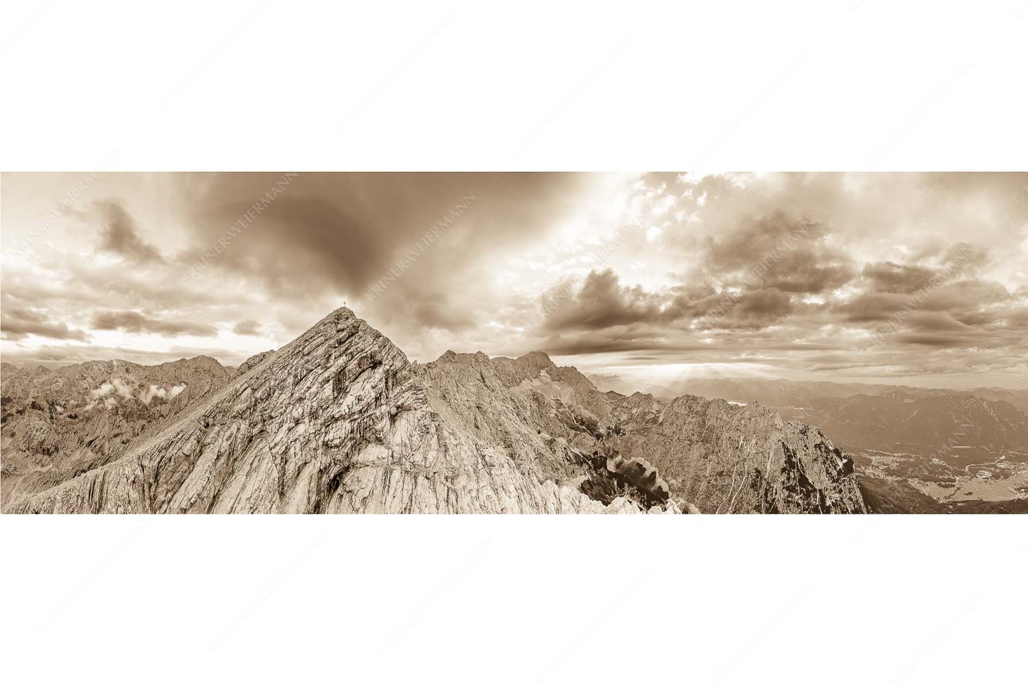 Blick an der Alpspitze und Jubiläumsgrat vorbei zur Zugspitze in den Sonnenuntergang
