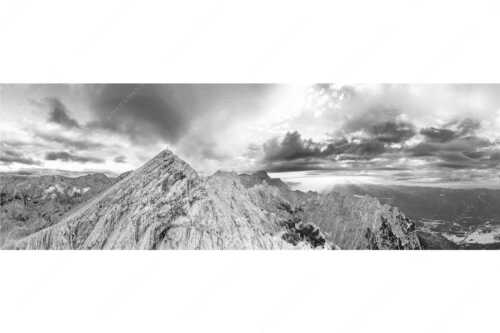 Blick an der Alpspitze und Jubiläumsgrat vorbei zur Zugspitze in den Sonnenuntergang - Alpspitz Nord - Seitenverhältnis 3:1 - Wettersteingebirge - weitere Infos unter https://www.kriner-weiermann.de