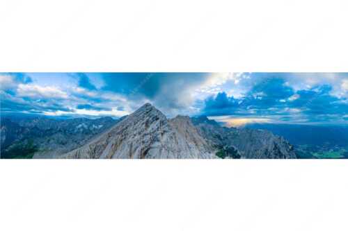 Blick an der Alpspitze und Jubiläumsgrat vorbei zur Zugspitze in den Sonnenuntergang - Alpspitz Nord - Seitenverhältnis 4:1 - Wettersteingebirge - weitere Infos unter https://www.kriner-weiermann.de