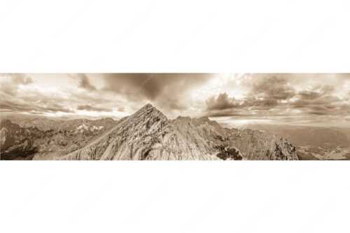 Blick an der Alpspitze und Jubiläumsgrat vorbei zur Zugspitze in den Sonnenuntergang - Alpspitz Nord - Seitenverhältnis 4:1 - Wettersteingebirge - weitere Infos unter https://www.kriner-weiermann.de
