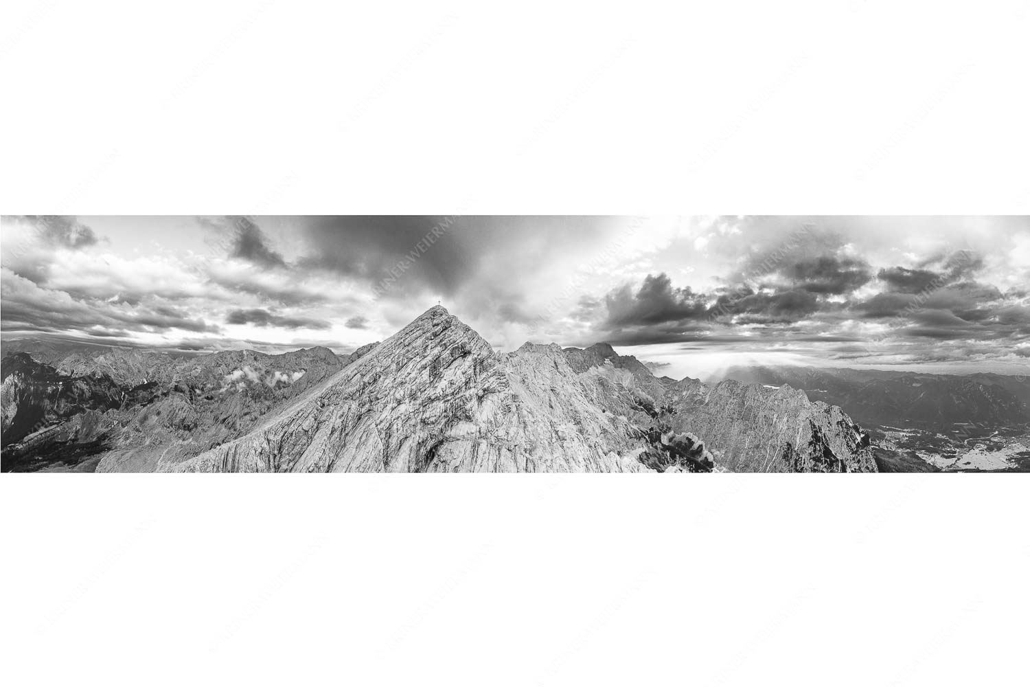 Blick an der Alpspitze und Jubiläumsgrat vorbei zur Zugspitze in den Sonnenuntergang