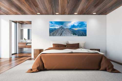 Blick an der Alpspitze und Jubiläumsgrat vorbei zur Zugspitze in den Sonnenuntergang - Alpspitz Nord - Größe ca. 200x80cm, Seitenverhältnis 2,5:1 - Wettersteingebirge - weitere Infos unter https://www.kriner-weiermann.de