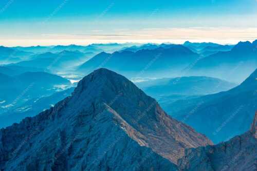 Blick über Alpspitze ins Isartal und Soierngebirge - Alpspitz SüdWest - Seitenverhältnis 3:2 - Wetterstein mit Soierngebirge - weitere Infos unter https://www.kriner-weiermann.de