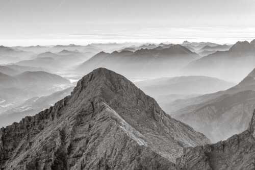 Blick über Alpspitze ins Isartal und Soierngebirge - Alpspitz SüdWest - Seitenverhältnis 3:2 - Wetterstein mit Soierngebirge - weitere Infos unter https://www.kriner-weiermann.de