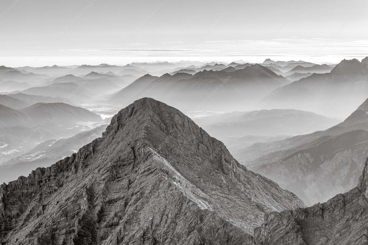 Blick über Alpspitze ins Isartal und Soierngebirge
