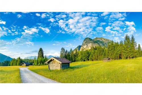Wiesmahdstadel mit Königstand und Wetterstein im Hintergrund - Am Reschberg - Seitenverhältnis 2:1 - Heustadel mit Königstand - weitere Infos unter https://www.kriner-weiermann.de