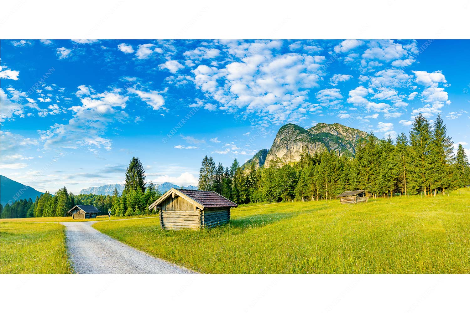 Am Reschberg – Seitenverhältnis 2:1 — Heustadel mit Königstand Wiesmahdstadel mit Königstand und Wetterstein im Hintergrund