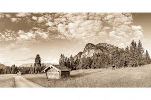 Wiesmahdstadel mit Königstand und Wetterstein im Hintergrund - Am Reschberg - Seitenverhältnis 2:1 - Heustadel mit Königstand - weitere Infos unter https://www.kriner-weiermann.de