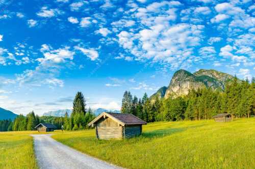 Wiesmahdstadel mit Königstand und Wetterstein im Hintergrund - Am Reschberg - Seitenverhältnis 3:2 - Heustadel mit Königstand - weitere Infos unter https://www.kriner-weiermann.de