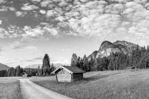Wiesmahdstadel mit Königstand und Wetterstein im Hintergrund - Am Reschberg - Seitenverhältnis 3:2 - Heustadel mit Königstand - weitere Infos unter https://www.kriner-weiermann.de