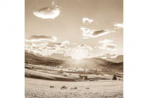 Blick in den Sonnenuntergang am Zugspitzmassiv - Am Tonihof - Seitenverhältnis 1:1 - Wetterstein und Estergebirge - weitere Infos unter https://www.kriner-weiermann.de