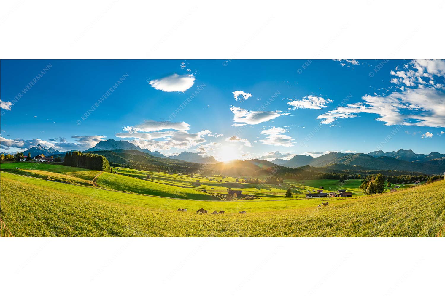 Blick in den Sonnenuntergang am Zugspitzmassiv