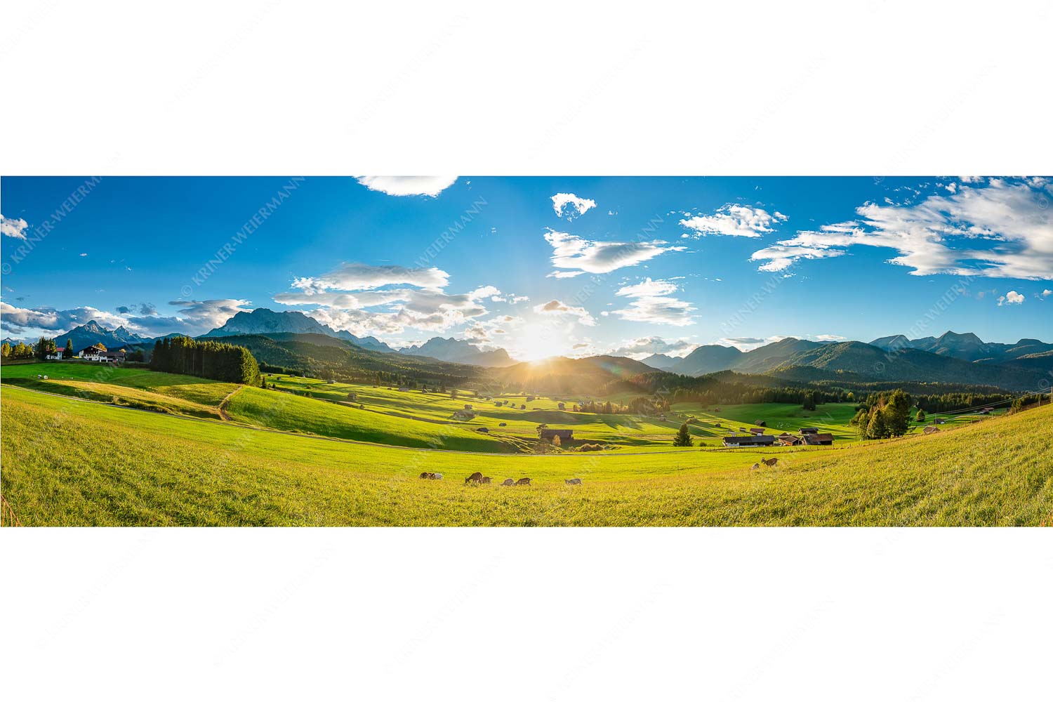 Am Tonihof – Seitenverhältnis 3:1 — Wetterstein und Estergebirge Blick in den Sonnenuntergang am Zugspitzmassiv