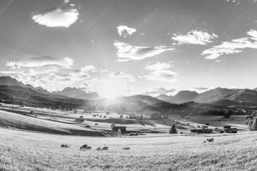 Blick in den Sonnenuntergang am Zugspitzmassiv - Am Tonihof - Seitenverhältnis 3:2 - Wetterstein und Estergebirge - weitere Infos unter https://www.kriner-weiermann.de