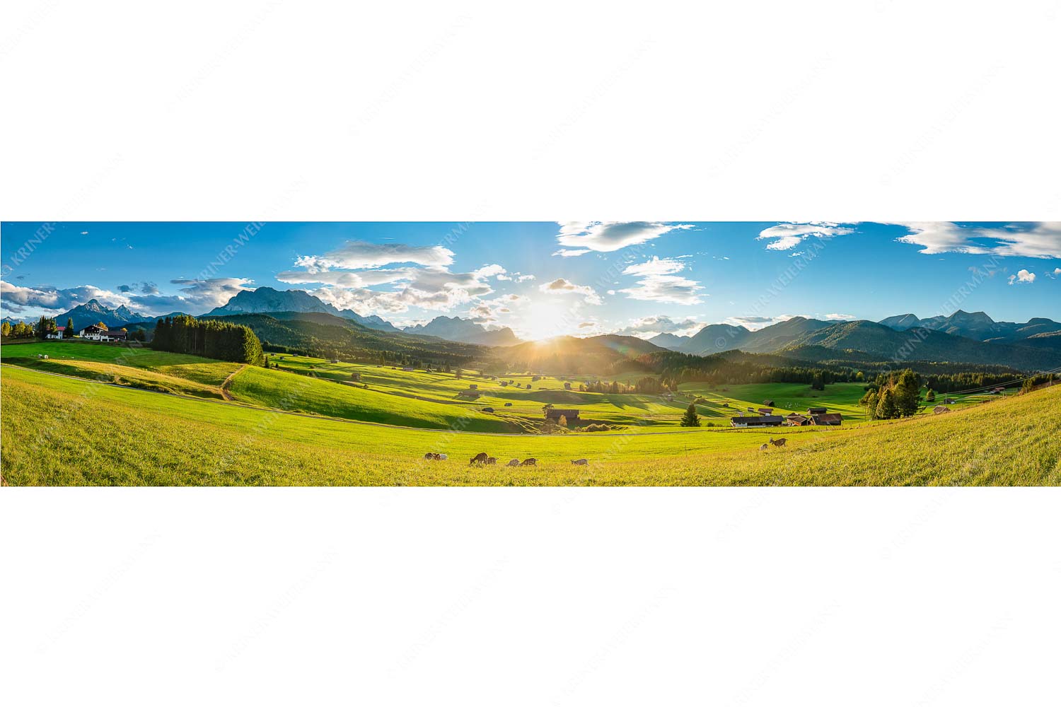 Am Tonihof – Seitenverhältnis 4:1 — Wetterstein und Estergebirge Blick in den Sonnenuntergang am Zugspitzmassiv