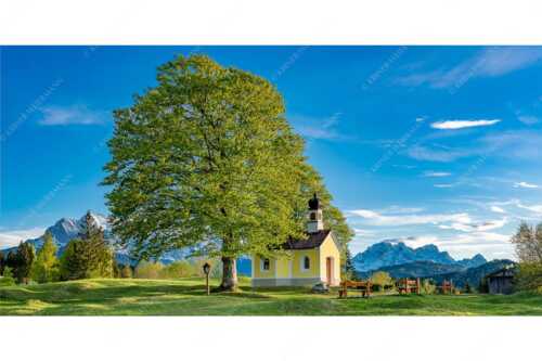 Kapelle Maria Rast bei Krün mit Zugspitzmassiv - Andacht - Seitenverhältnis 2:1 - Maria Rast Kapelle mit Alpspitze - weitere Infos unter https://www.kriner-weiermann.de