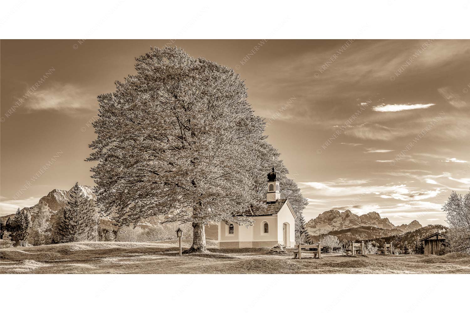 Kapelle Maria Rast bei Krün mit Zugspitzmassiv - Andacht - Seitenverhältnis 2:1 - Maria Rast Kapelle mit Alpspitze - weitere Infos unter https://www.kriner-weiermann.de
