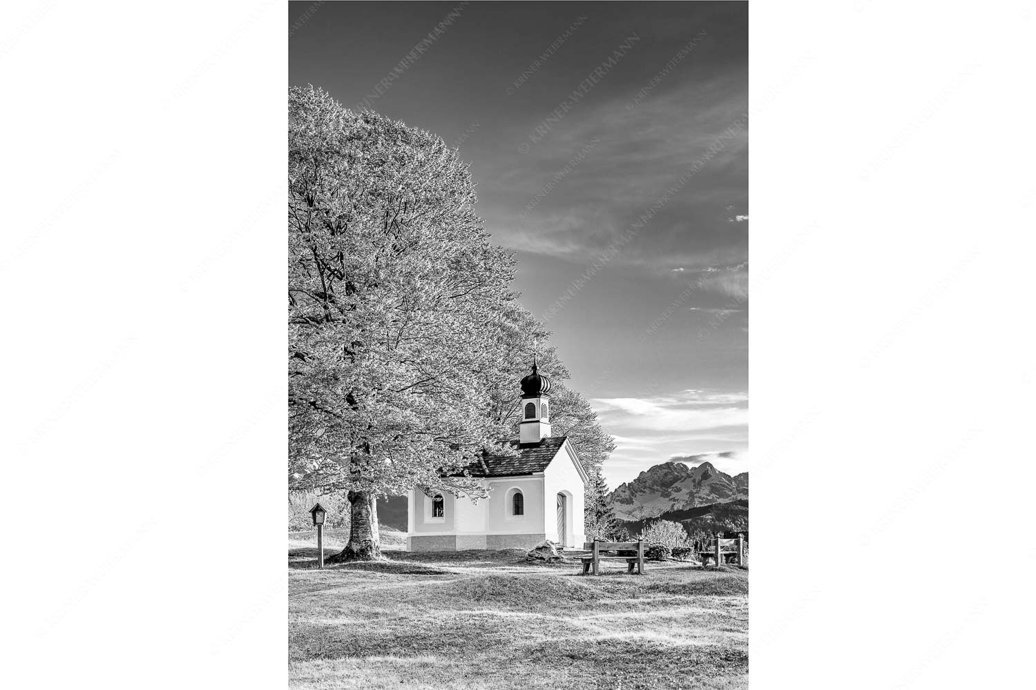 Andacht – Seitenverhältnis 2:3 — Maria Rast Kapelle mit Alpspitze Kapelle Maria Rast bei Krün mit Zugspitzmassiv