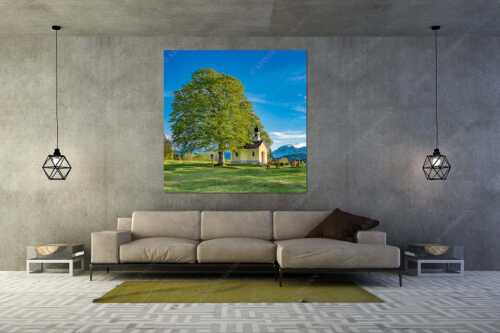 Kapelle Maria Rast bei Krün mit Zugspitzmassiv - Andacht - Größe ca. 160x160cm, Seitenverhältnis 1:1 - Maria Rast Kapelle mit Alpspitze - weitere Infos unter https://www.kriner-weiermann.de