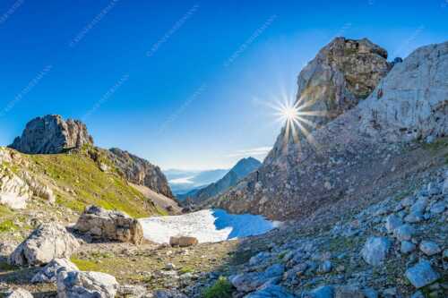 Letzte Schneereste an der Meilerhütte im Wetterstein - Angerl-Loch - Seitenverhältnis 3:2 - Wanderung zur Meilerhütte - weitere Infos unter https://www.kriner-weiermann.de