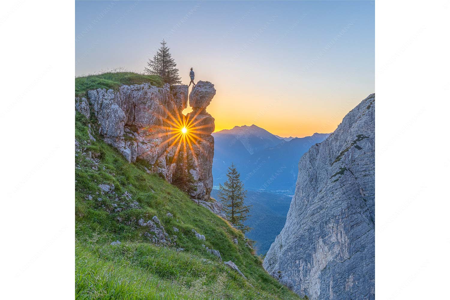 Aquila – Seitenverhältnis 1:1 — Sonnenaufgang hinter Felsturm Spektakulärer Sonnenaufgang an der Nordseite des Wettersteingebirges